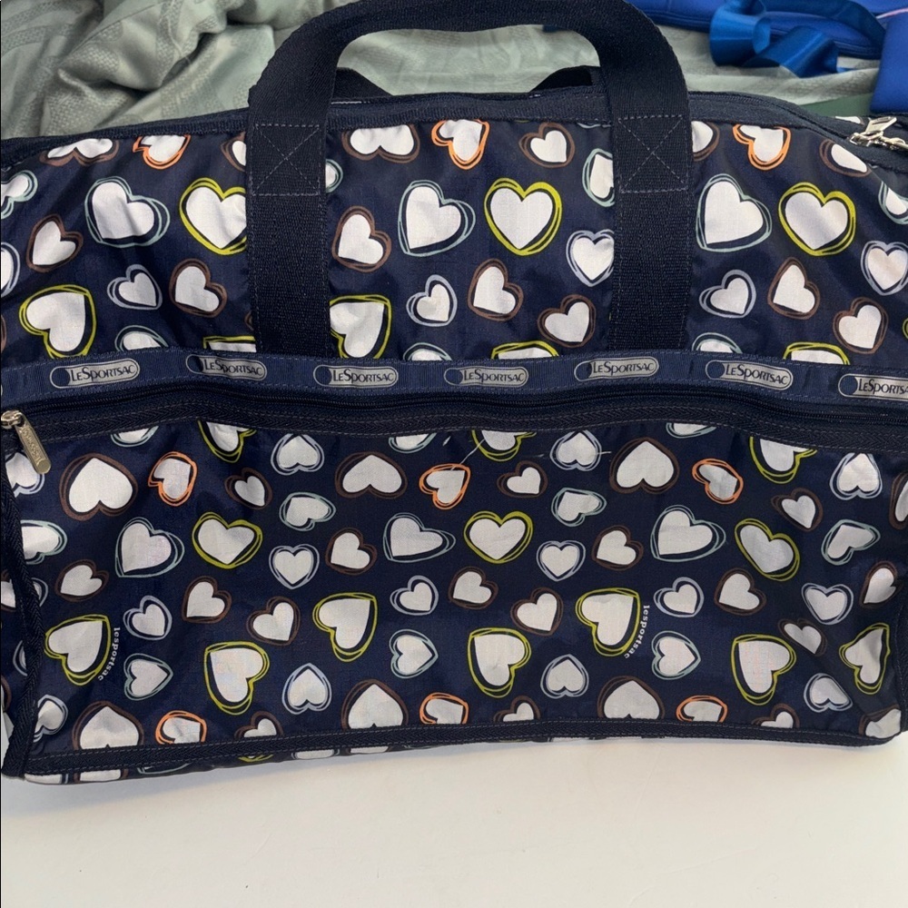 LeSPORTSAC BOSTON NAVY BLUE NYLON WEEKENDER BAG WITH WHITE HEART DESIGN 4 POCKET